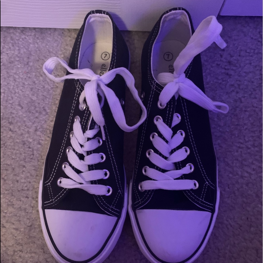 Size 7 women’s black and white ellemennos